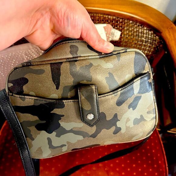 Got It Love It Ladies Camo Purse - Picture 1 of 4